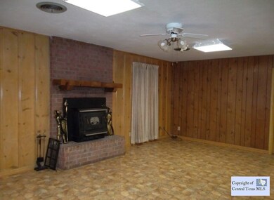 719 E Weinert St, Seguin, TX 78155 - photo 5