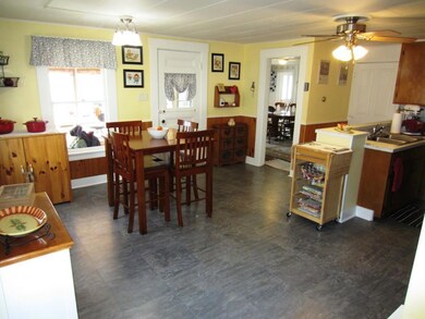 Large dine-in Kitchen. Amazing all...