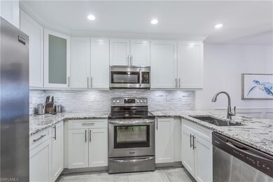 Updated Kitchen, soft close cabinets, granite, gla