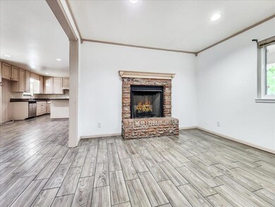 632 Woodcrest Dr, Hurst, TX 76053 - photo 6