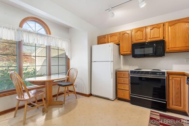 14-web-or-mls-300-appletree-ln
