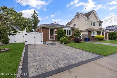 213 Currie Ave, Staten Island, NY 10306 - photo 2