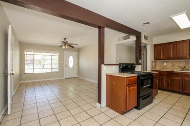 833 E Seldon Ln, Phoenix, AZ 85020 - photo 4