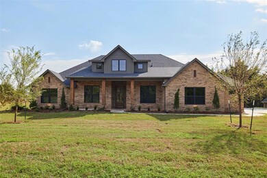 View of front facade featuring a front lawn