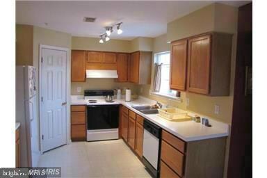 8724 Pine Meadows Dr, Odenton, MD 21113 - photo 2