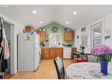 4033 Camellia St, Springfield, OR 97478 - photo 3