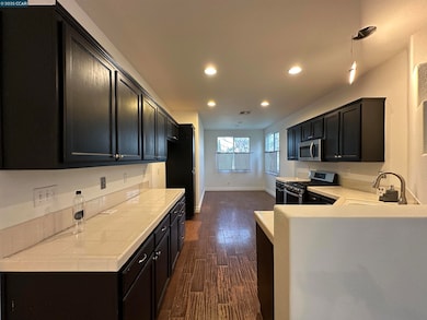 111 Steinbeck Ct, Pittsburg, CA 94565 - photo 5