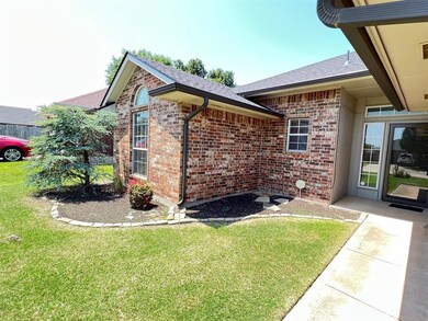 805 N Morgan Dr, Moore, OK 73160 - photo 2