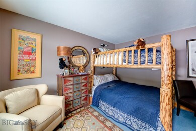 Bunkroom 
Middle floor