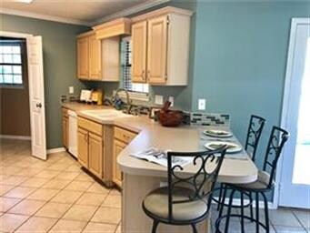 Gorgeous tile backsplash and everyone needs a wind