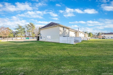 11 Gazebo Ln, Holtsville, NY 11742 - photo 4