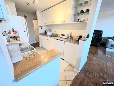 Palisades unit 1615, Fort Lee, NJ 07024 - photo 4