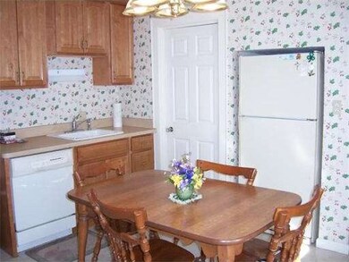 21 Sitnik Ave, Chicopee, MA 01013 - photo 3