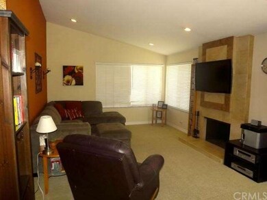 Spacious Living Room with Vaulted Ceilings and Rec