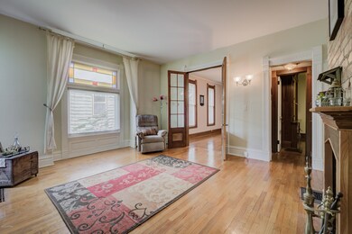 140 Campbell main floor living room