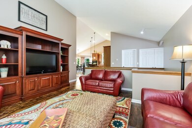 007-Living_Room-5784554-medium