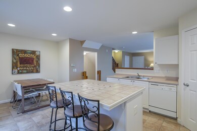 Kitchen & Dinette