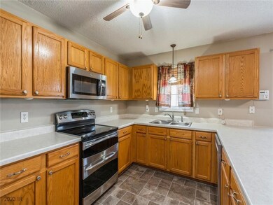 2900 Shadow Creek Ln, Des Moines, IA 50320 - photo 7