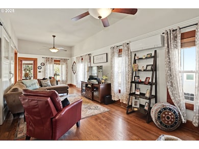 811 W 9th St, the Dalles, OR 97058 - photo 4