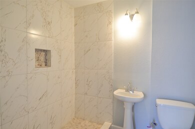 103 Cosmos St unit 3, Houston, TX 77009 - photo 4