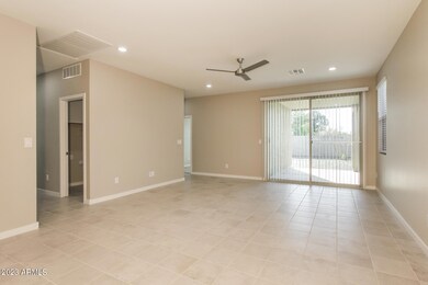 002-photo-living-room-13182581