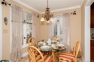 Kitchen eating area....