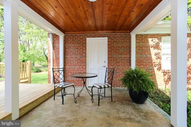 312 Yale Dr, Alexandria, VA 22314 - photo 4