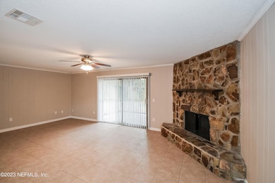 002-photo-living-room-10472267