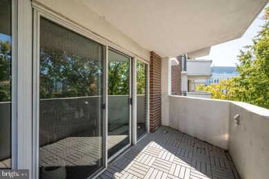 Town Square Towers unit 631, Washington, DC 20024 - photo 4