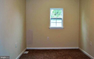 807 Regis Ct, Halethorpe, MD 21227 - photo 3