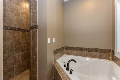 6909 Cottage Ridge Ct NE, Cedar Rapids, IA 52411 - photo 3