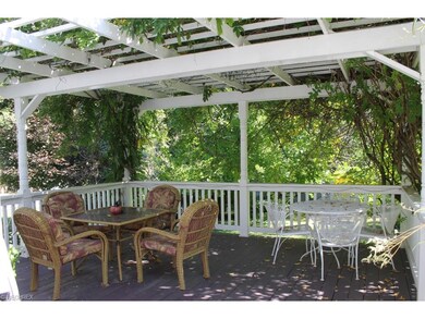 PRIVATE, PEACEFUL ARBOR!