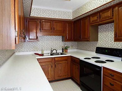 Kitchen. Nice Kitchen and Appliances Remain