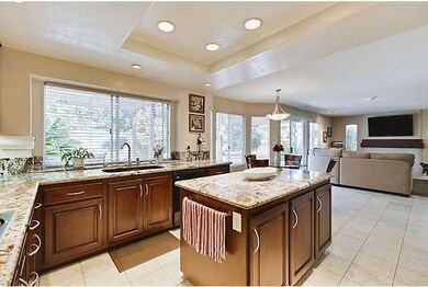 OPEN KITCHEN WITH LOTS OF LIGHT AND WINDOWS. THIS 