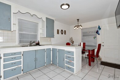 318 N Elmwood Ave, Waukegan, IL 60085 - photo 3