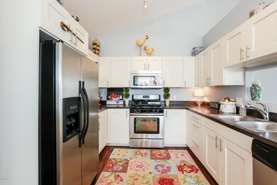 008-Kitchen-2443635-large