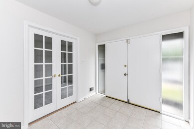 9525 Barcellona Ct, Fairfax, VA 22031 - photo 4