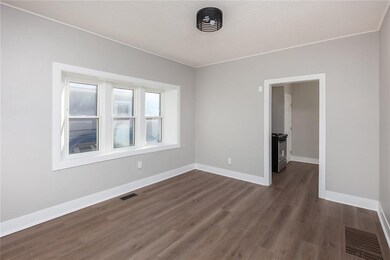 2731 E Walnut St, Des Moines, IA 50317 - photo 7