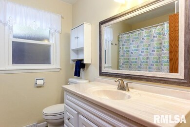 2165 W 35th St, Davenport, IA 52806 - photo 5