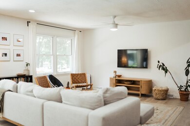 2831EGlenwoodSt-8