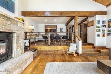 1664 Deer Blvd-006-026-Living Room-MLS_S