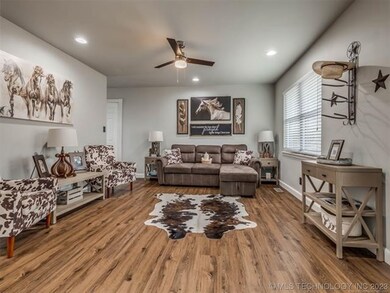 701 S Muskogee Ave, Claremore, OK 74017 - photo 3