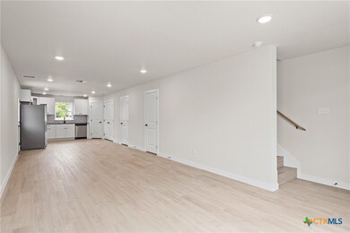 1204 S Martin Luther King jr Ln unit B, Temple, TX 76501 - photo 4