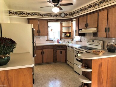 Spacious kitchen area. Appliances stay!