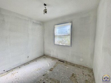 3105 SE Irvingham St, Topeka, KS 66605 - photo 4