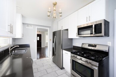 137 N Avon Rd, Elmhurst, IL 60126 - photo 5