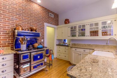 25 Kitchen photo c