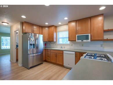 21332 Sayre Dr NE, Aurora, OR 97002 - photo 3