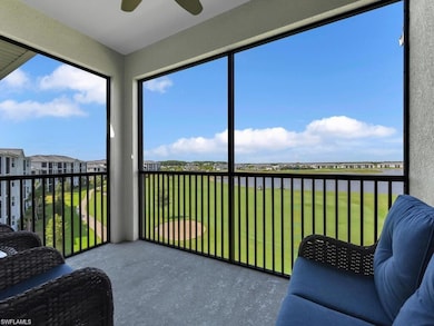 Sunroom / solarium with ceiling fan