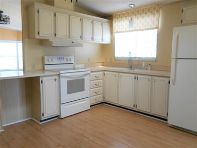 121 Hyde Park Ct, Davenport, FL 33897 - photo 3